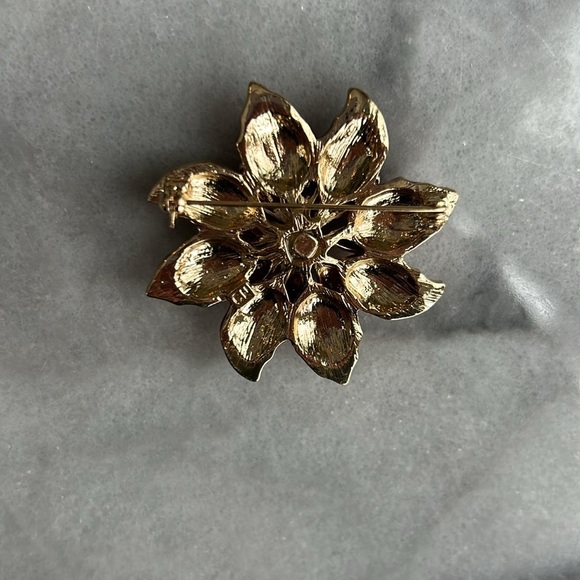 Brooch vintage red poinsettia gold tone with crystal accents makers mark CN - Picture 4 of 9
